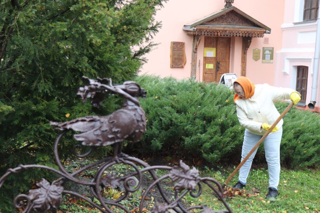 photo_2025-10-25_11-38-06-2-1024x682 Ветковчане приняли активное участие в республиканском субботнике