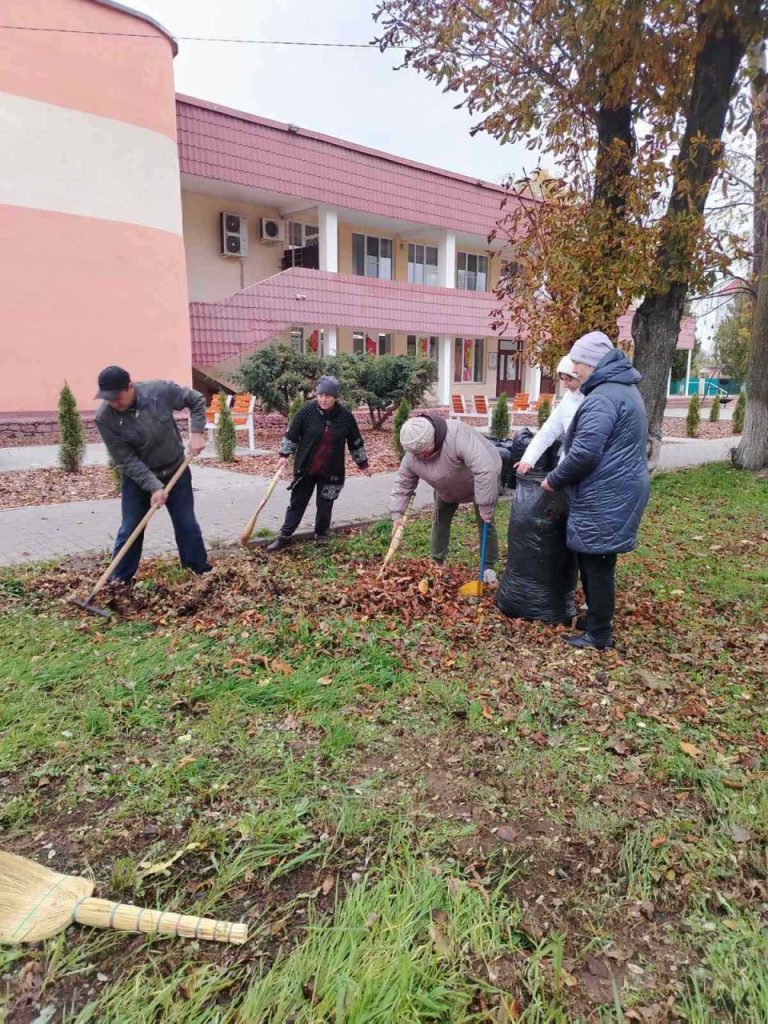 photo_2025-10-25_11-39-08-768x1024 Ветковчане приняли активное участие в республиканском субботнике