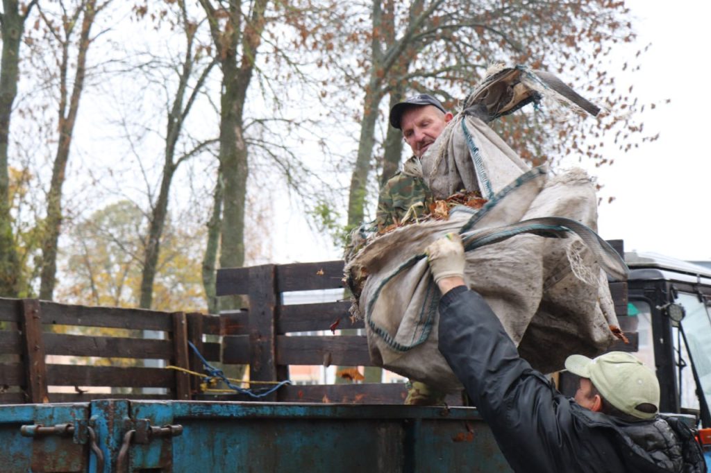 photo_2025-10-25_11-41-07-2-1024x682 Ветковчане приняли активное участие в республиканском субботнике