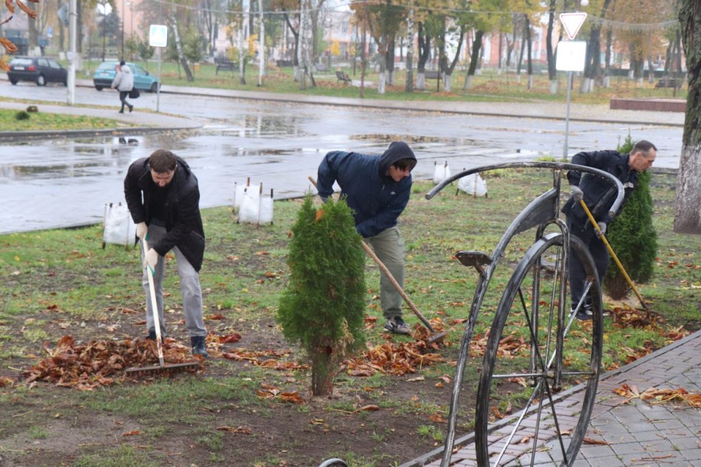 photo_2025-10-25_11-46-11-1024x682 Ветковчане приняли активное участие в республиканском субботнике