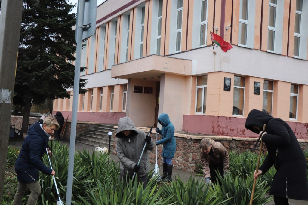 photo_2025-10-25_11-46-12-1024x682 Ветковчане приняли активное участие в республиканском субботнике