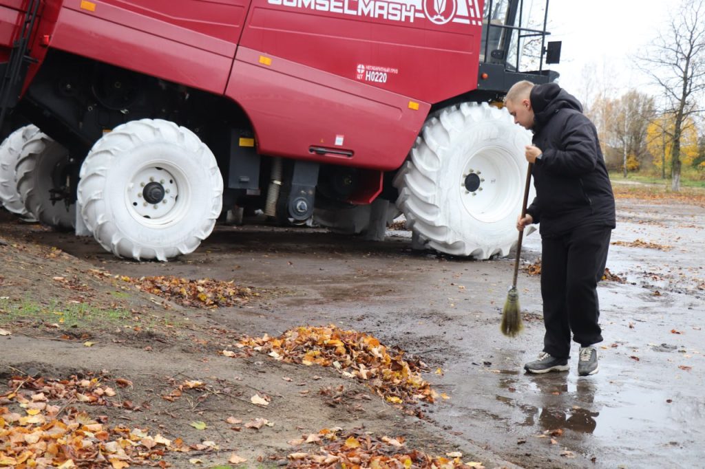 photo_2025-10-25_11-47-24-1024x682 Ветковчане приняли активное участие в республиканском субботнике