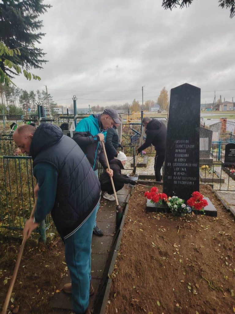 photo_2025-10-27_11-09-02-2-768x1024 Работники прокуратуры привели в порядок воинское захоронение
