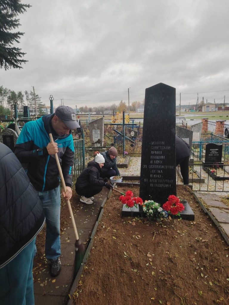 photo_2025-10-27_11-09-02-768x1024 Работники прокуратуры привели в порядок воинское захоронение