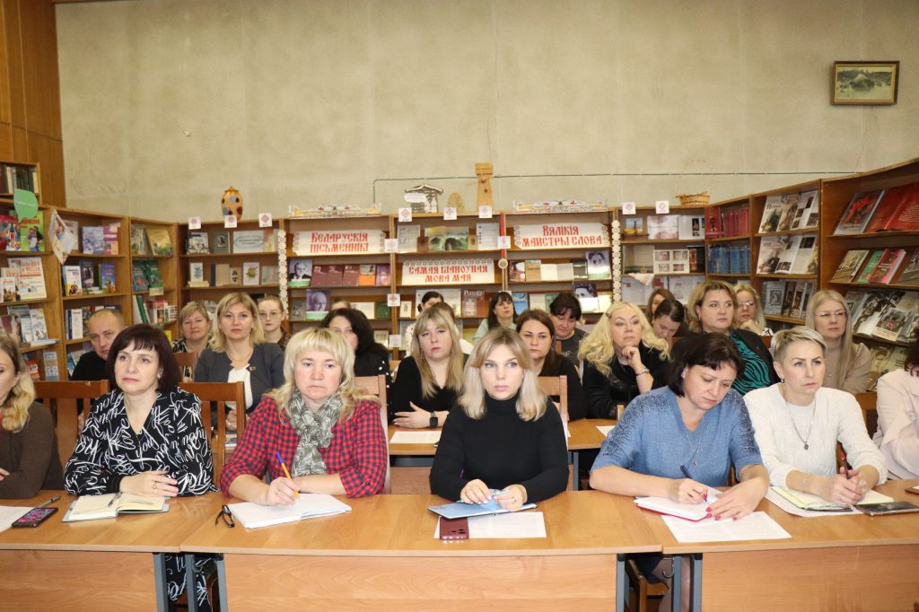 photo_2025-11-05_10-39-43-1024x682 В Ветковской библиотеке проходит семинар-совещание, посвящённый актуальным вопросам трудового законодательства и кадрового делопроизводства