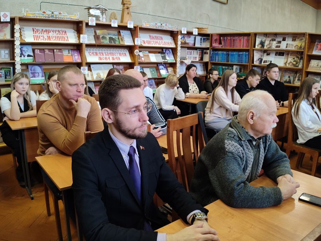 photo_2025-11-20_15-07-13-5-1024x768 В Ветковской библиотеке прошла диалоговая площадка, объединившая представителей идеологического актива, ветеранов и молодежь