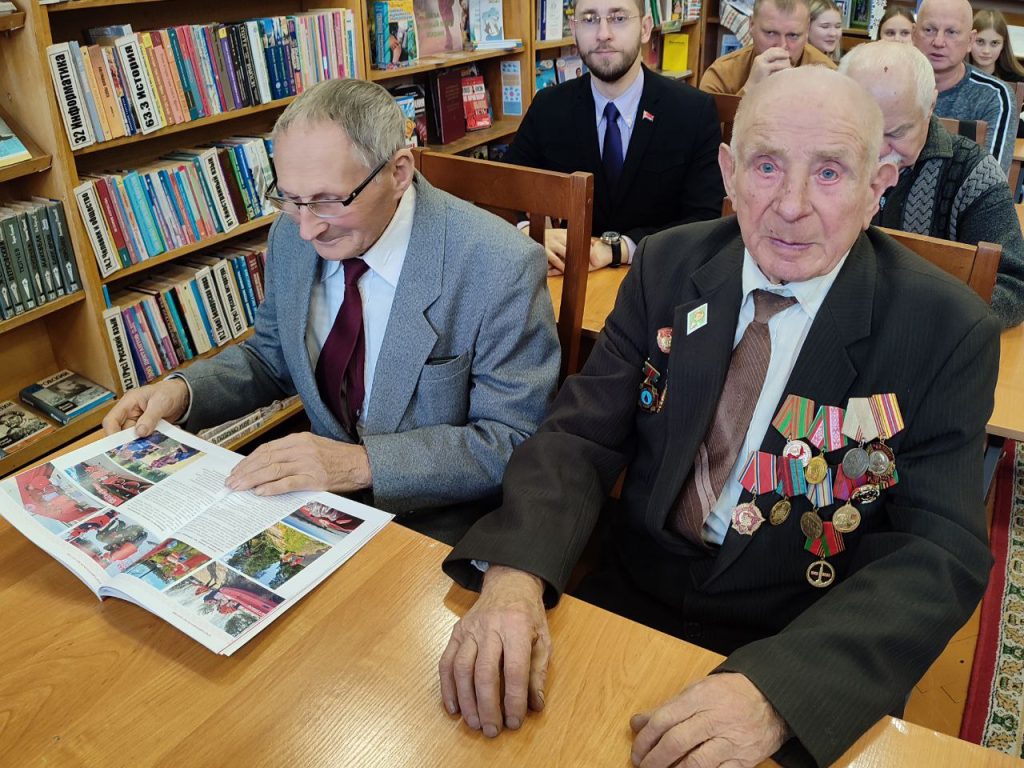 photo_2025-11-20_15-07-14-4-1024x768 В Ветковской библиотеке прошла диалоговая площадка, объединившая представителей идеологического актива, ветеранов и молодежь