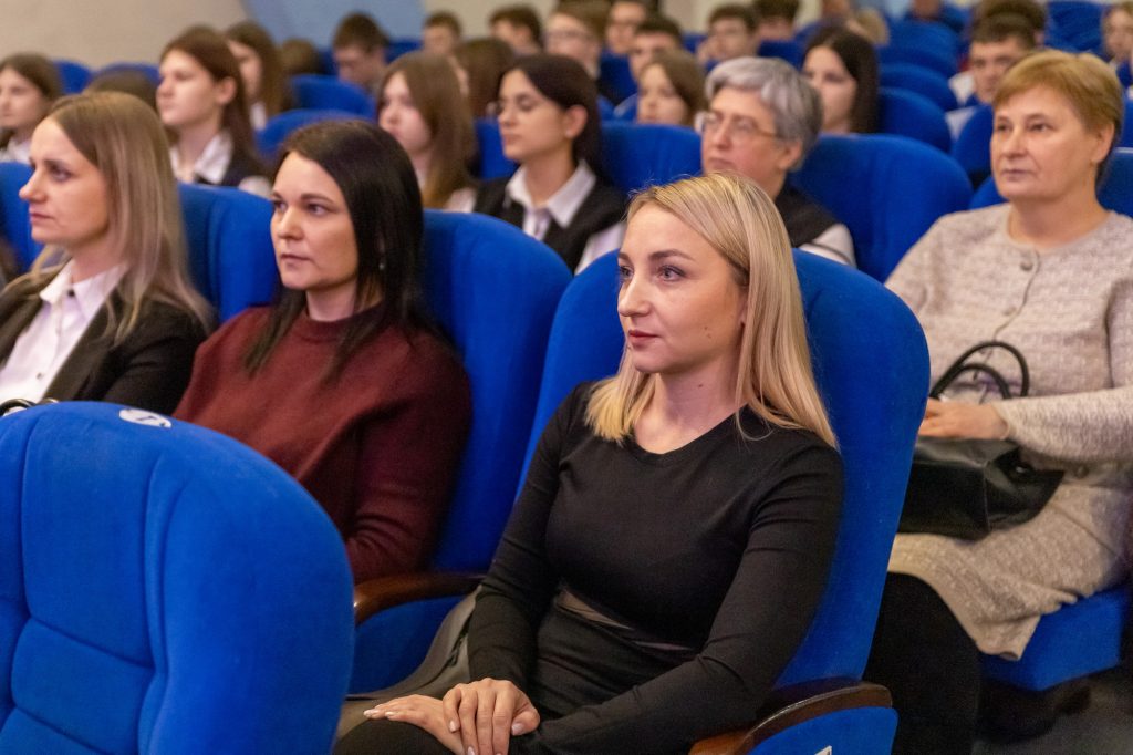 1-2-1-1024x682 Ежегодная церемония вручения премий Ветковского райисполкома учащимся, достигшим высоких результатов в интеллектуальной, спортивной и творческой деятельности