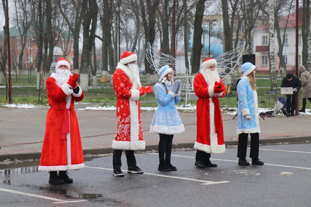 photo_2025-12-15_14-44-02-2-1024x682 На Красной площади райцентра разноцветными огнями засияла главная ёлка района!