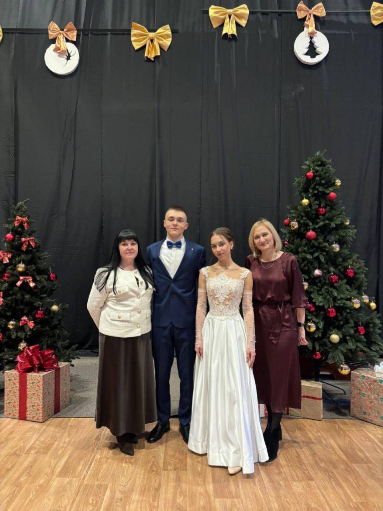 photo_2025-12-16_16-09-34-768x1024 Гимназистов чествовали на Губернаторском балу!