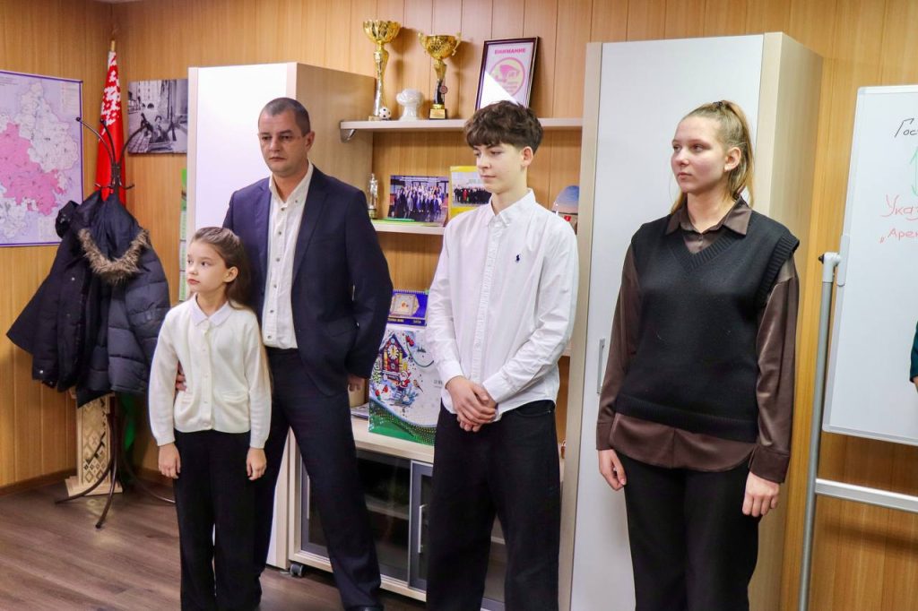 photo_2025-12-19_16-02-31-1024x682 Ветковское КЖУП подвело итоги акции по сбору макулатуры среди школьников