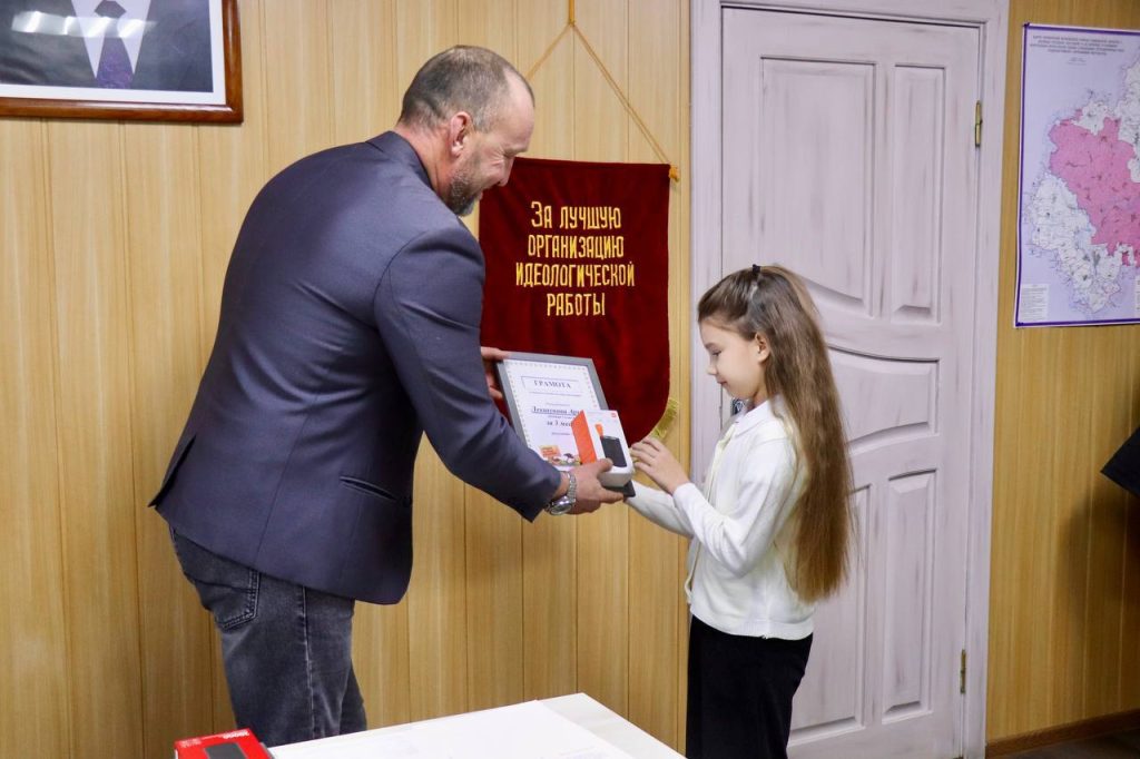 photo_2025-12-19_16-02-32-2-1024x682 Ветковское КЖУП подвело итоги акции по сбору макулатуры среди школьников