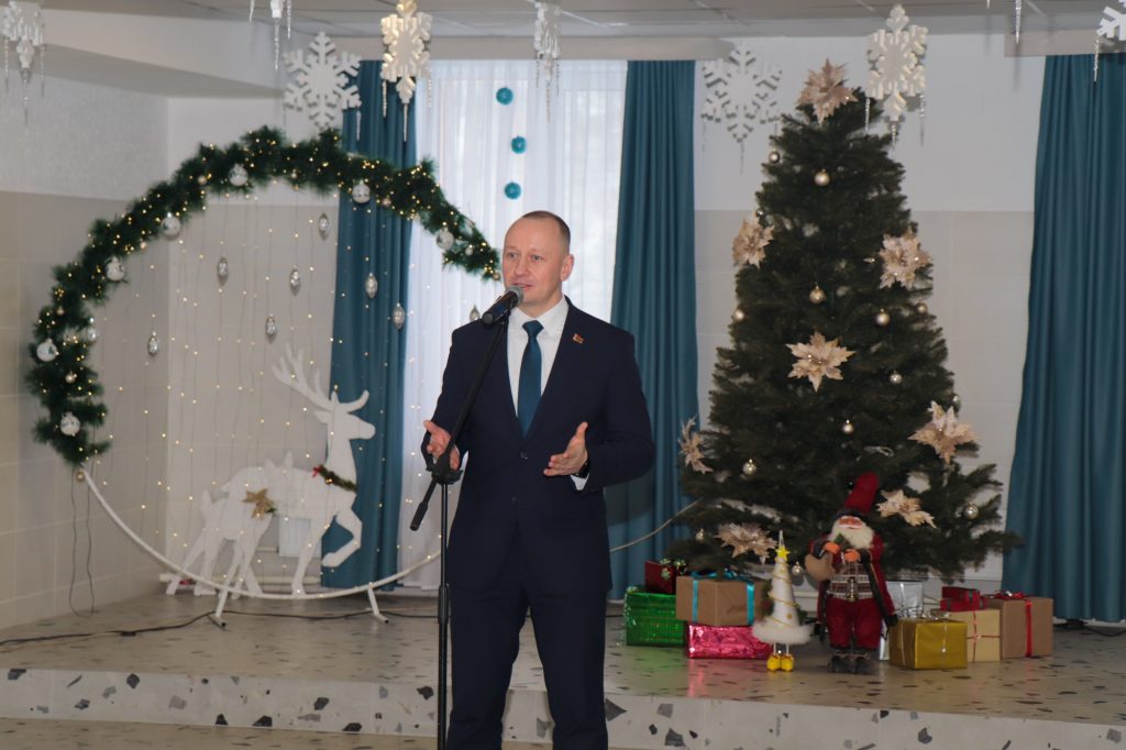 1-19-1024x682 В рамках благотворительной акции «От всей души» пансионат «Радушный» в Шубино посетила делегация во главе с министром по налогам и сборам Дмитрием Кийко