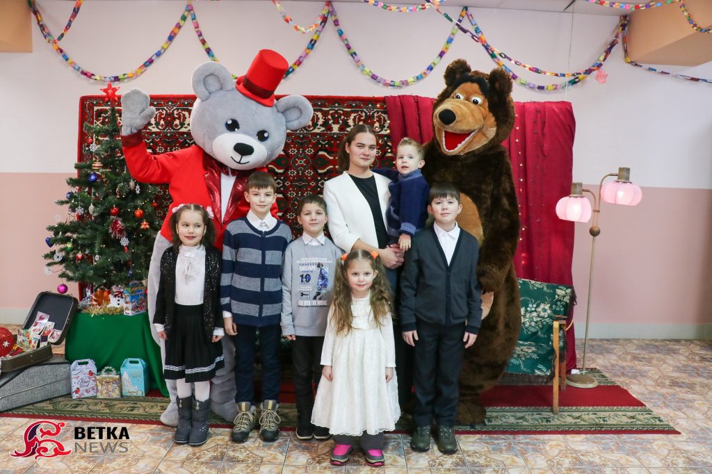 1-2-1024x682 В Ветковском центре культуры состоялась торжественная церемония завершения благотворительной акции «Ёлка желаний»