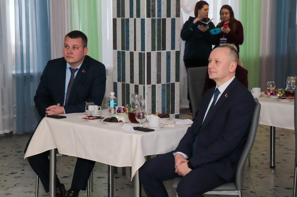 1-23-1024x682 В рамках благотворительной акции «От всей души» пансионат «Радушный» в Шубино посетила делегация во главе с министром по налогам и сборам Дмитрием Кийко