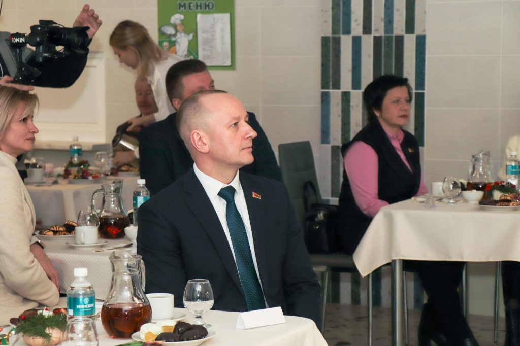 1-4-1024x682 В рамках благотворительной акции «От всей души» пансионат «Радушный» в Шубино посетила делегация во главе с министром по налогам и сборам Дмитрием Кийко