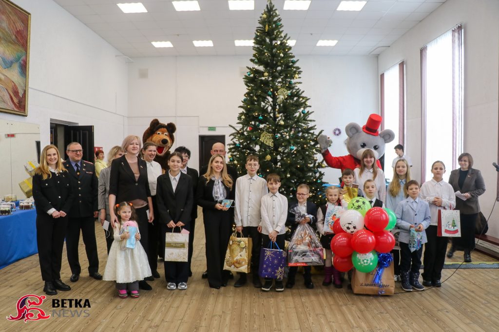 1-43-1024x682 В Ветковском центре культуры состоялась торжественная церемония завершения благотворительной акции «Ёлка желаний»