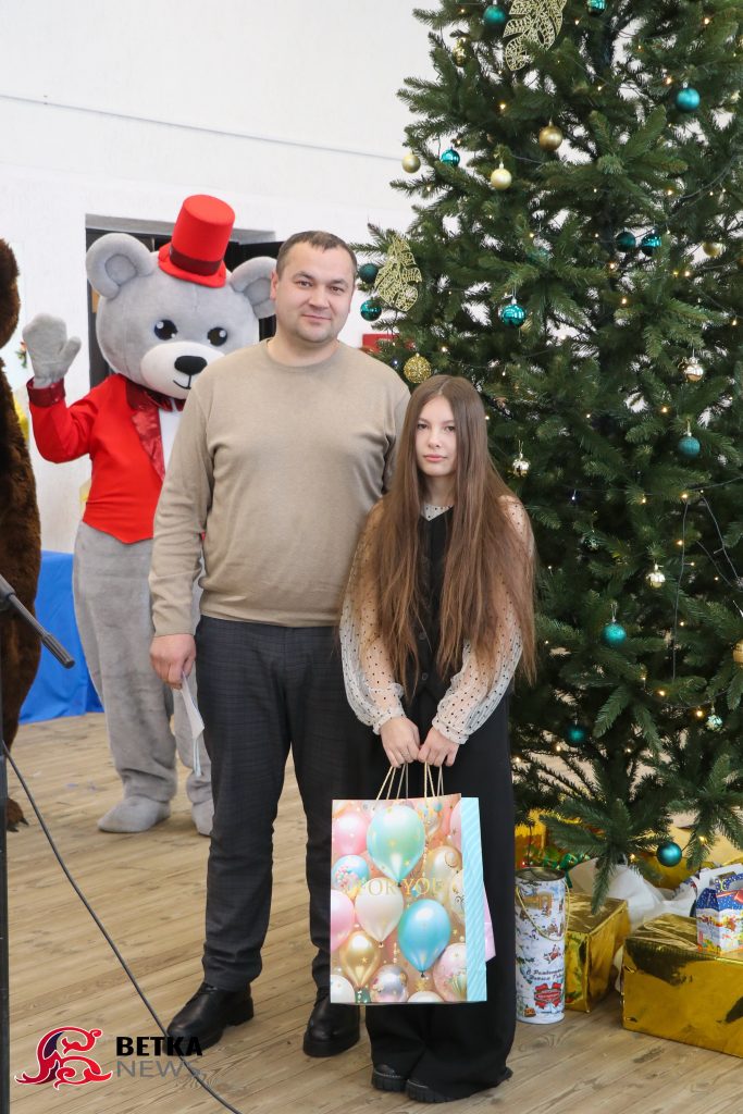 1-51-683x1024 В Ветковском центре культуры состоялась торжественная церемония завершения благотворительной акции «Ёлка желаний»
