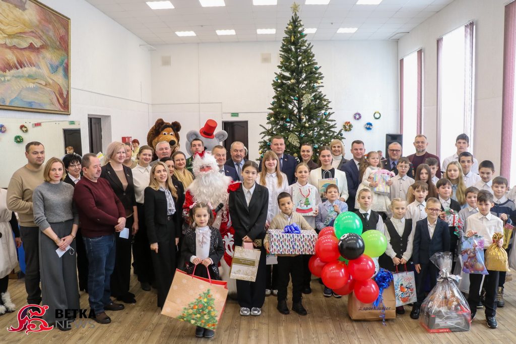 1-61-1-1024x683 В Ветковском центре культуры состоялась торжественная церемония завершения благотворительной акции «Ёлка желаний»