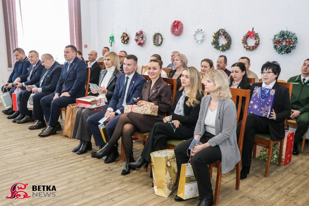 1-7-1024x682 В Ветковском центре культуры состоялась торжественная церемония завершения благотворительной акции «Ёлка желаний»