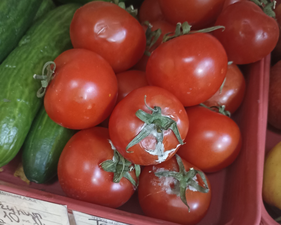2-7 Просроченную продукцию и другие нарушения выявил КГК Гомельской области в объектах торговли