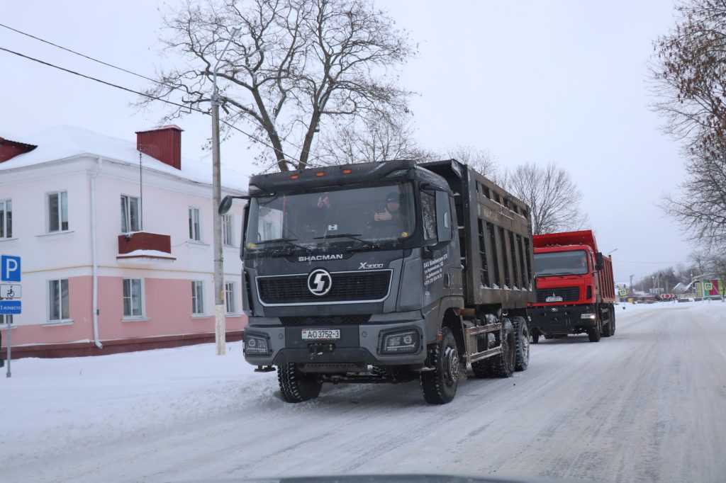 img_7658-1024x682 Коммунальные службы, предприятия и даже педагоги объединились для расчистки дорог и тротуаров