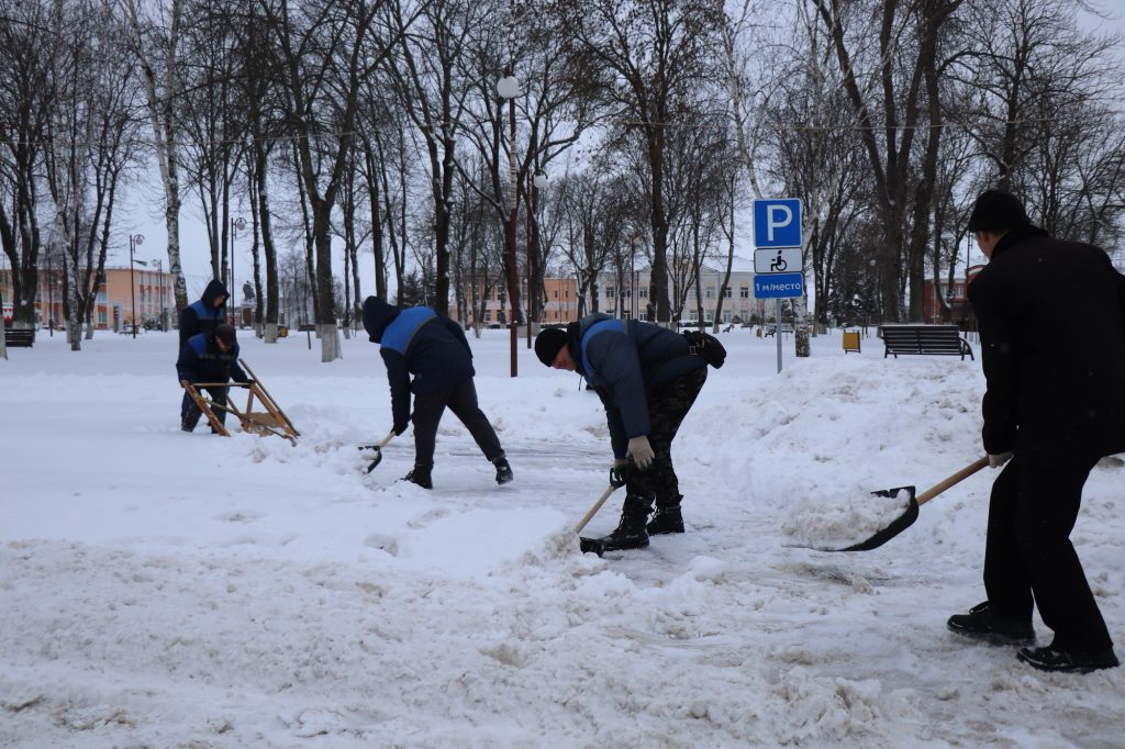img_7663-1024x682 Коммунальные службы, предприятия и даже педагоги объединились для расчистки дорог и тротуаров