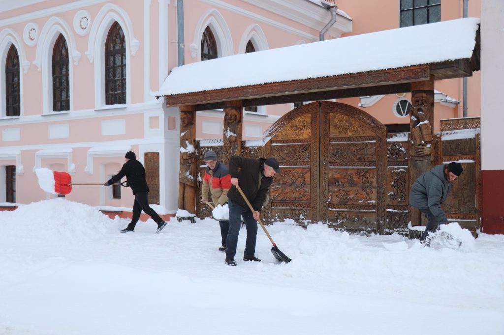 img_7695-1024x682 Коммунальные службы, предприятия и даже педагоги объединились для расчистки дорог и тротуаров