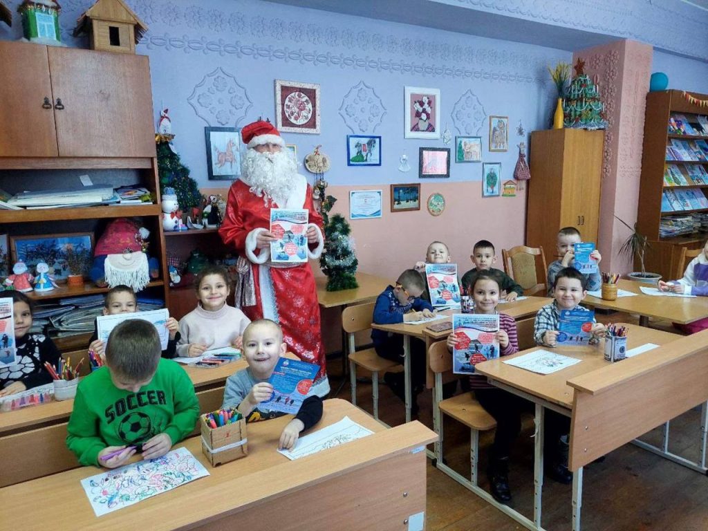 photo_2026-01-05_15-07-42-1024x768 Зимняя беседа о безопасности: Дед Мороз знает правила!