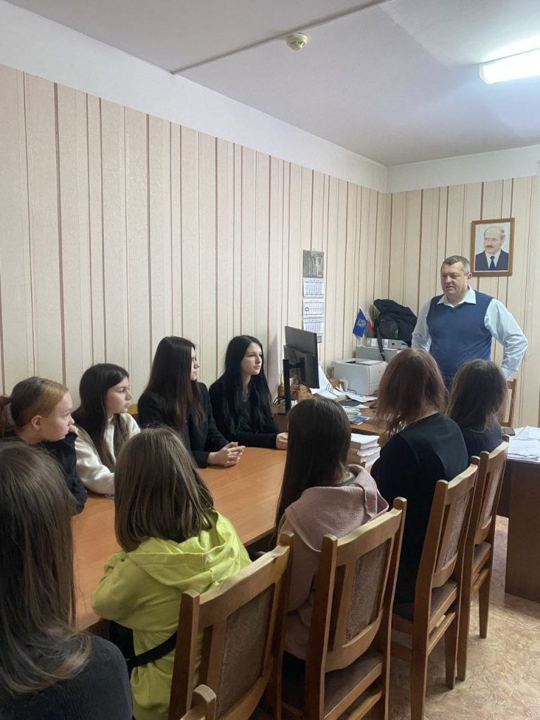 photo_2026-01-06_15-42-50-768x1024 Ветковский районный отдел Следственного комитета провёл День открытых дверей для школьников