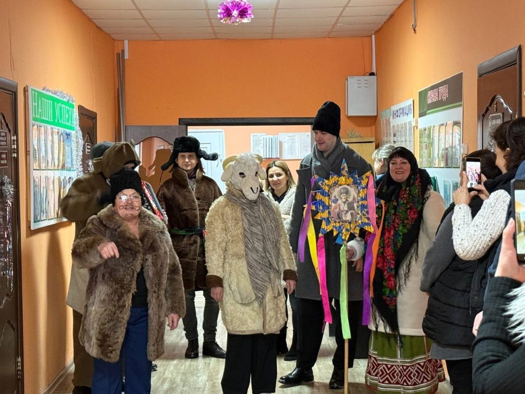 photo_2026-01-13_15-41-25-1024x768 Ветковские колядовщики поздравили организации района с новогодними праздниками