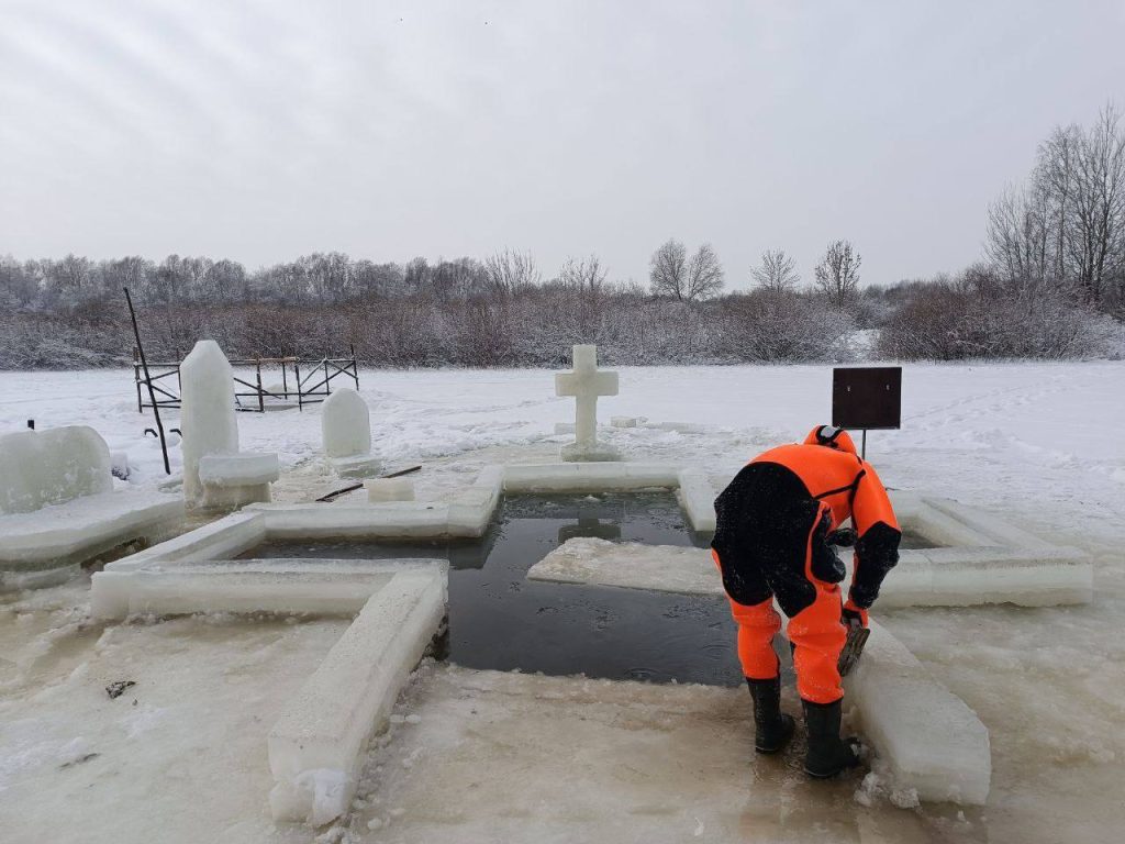 photo_2026-01-13_16-41-14-1024x768 Работники Ветковской спасательной станции активно готовят Крещенскую купель