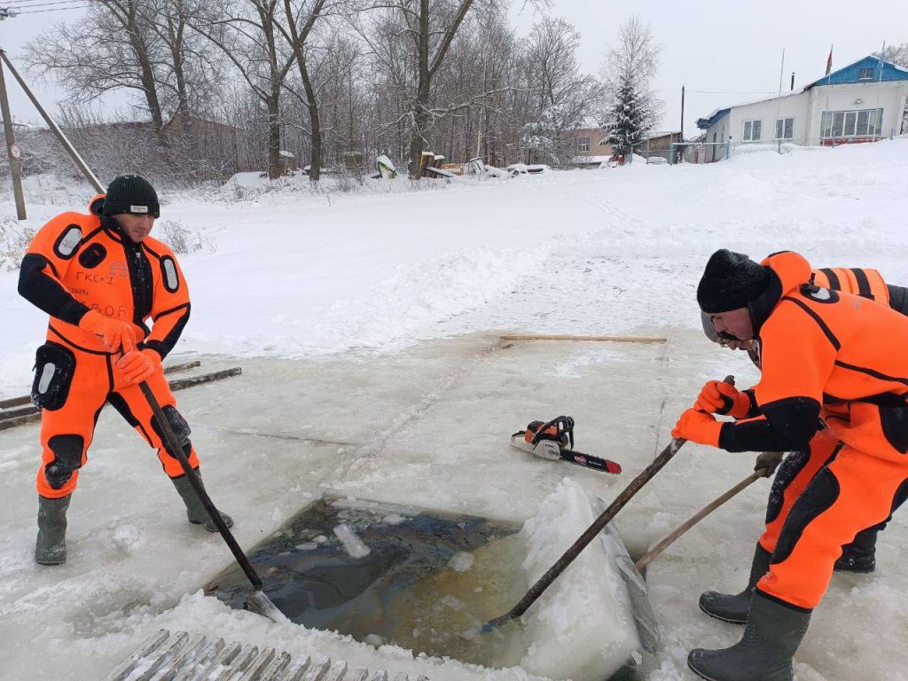 photo_2026-01-13_16-41-14-2-1024x768 Работники Ветковской спасательной станции активно готовят Крещенскую купель