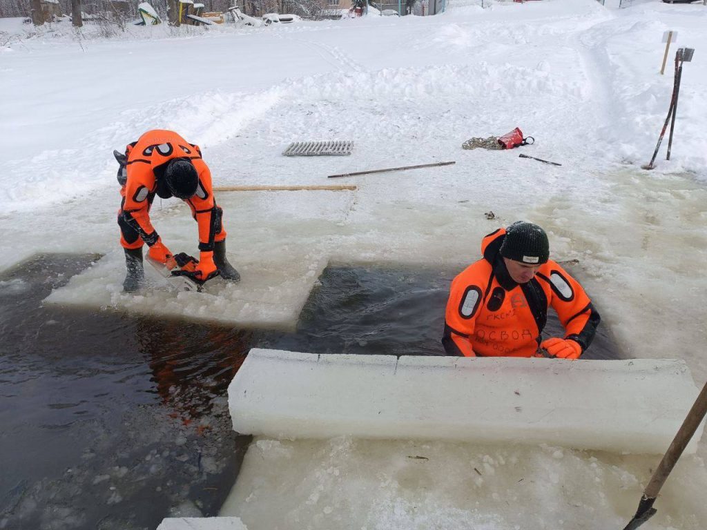 photo_2026-01-13_16-41-15-1024x768 Работники Ветковской спасательной станции активно готовят Крещенскую купель