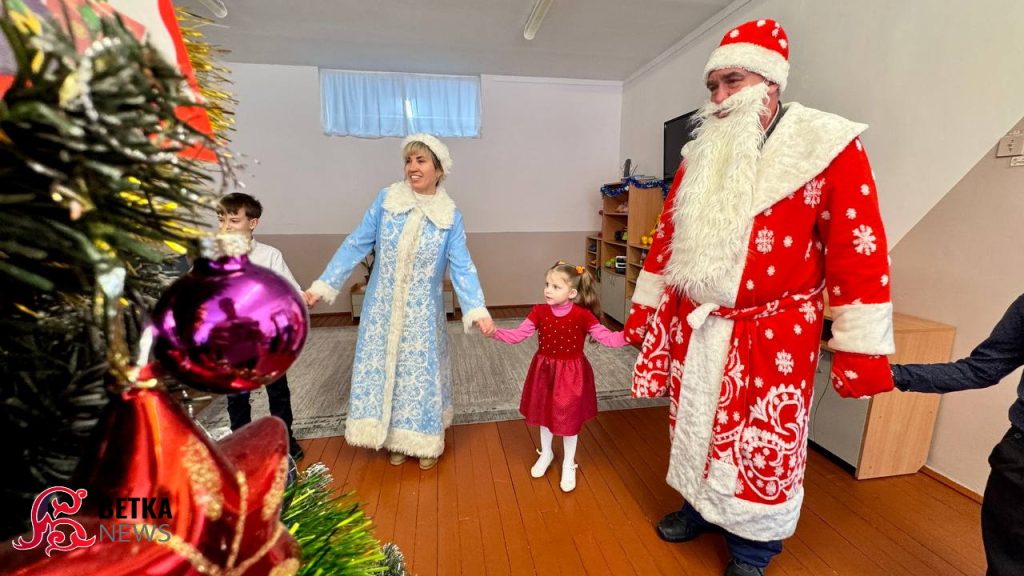 photo_2026-01-15_09-04-25-2-1024x576 Шары, песни и хороводы: газовики подарили праздник воспитанникам социально-педагогического центра