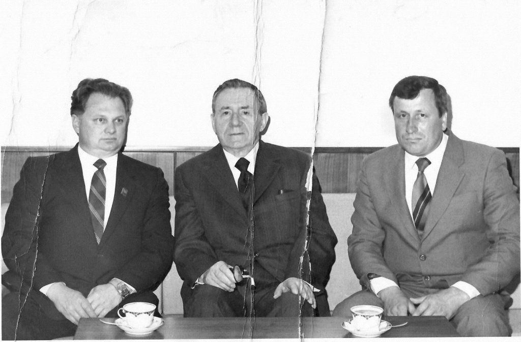 1987-g.-moskva_-krmel.-kabinet-predsedatelya-prezidiuma-vs-sssr-gromyko-a.a.-slevo-na-pravo-golubovskiy-n.i._-gromyko-a.a._-kovalyev-e.s Подарок Громыко: легендарный мост чернобыльской «зоны»