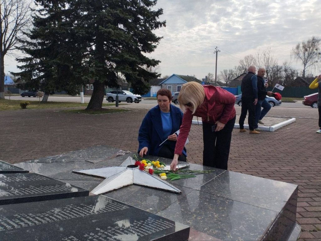 photo_2026-04-02_12-44-21-1024x771 Участники автопробега возложили цветы к братской могиле