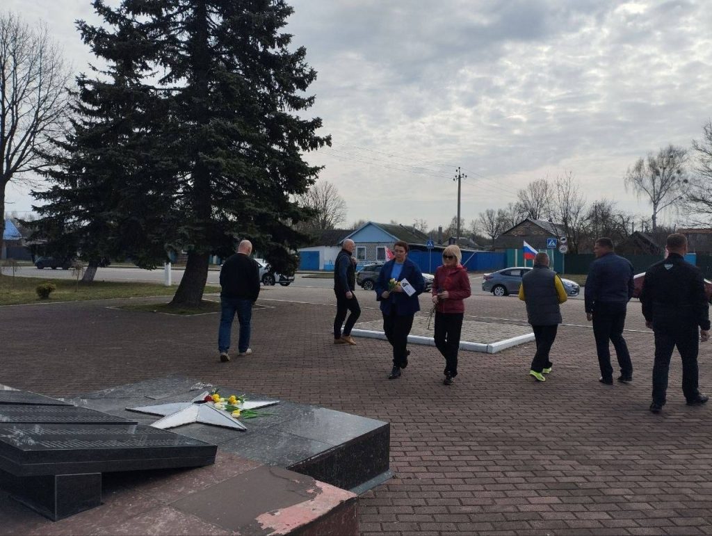 photo_2026-04-02_12-44-22-1024x771 Участники автопробега возложили цветы к братской могиле