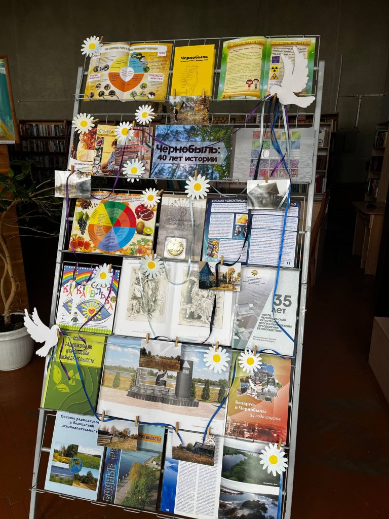 photo_2026-04-23_10-24-33-768x1024 В Ветковской центральной районной библиотеке открылась выставка картин Олега Кирюшкина