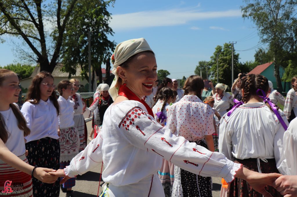 img_0736-1024x682 Сегодня в Столбуне, Яново, Неглюбке и Казацких Болсунах проходит традиционный обряд «Ваджэнне і пахаванне стралы»