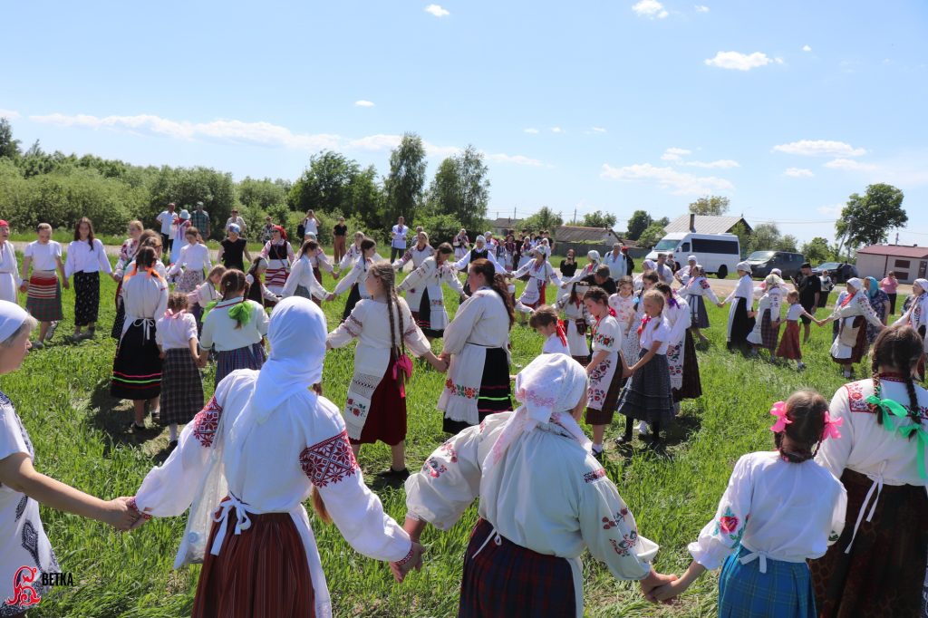 img_0864-1024x682 Сегодня в Столбуне, Яново, Неглюбке и Казацких Болсунах проходит традиционный обряд «Ваджэнне і пахаванне стралы»