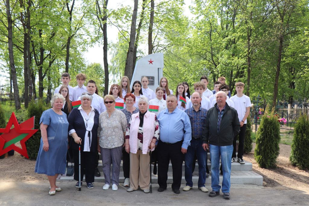 photo_2026-05-08_12-13-14-1024x682 В Ветке состоялось торжественное открытие памятника советскому лётчику-истребителю Александру Брайкову
