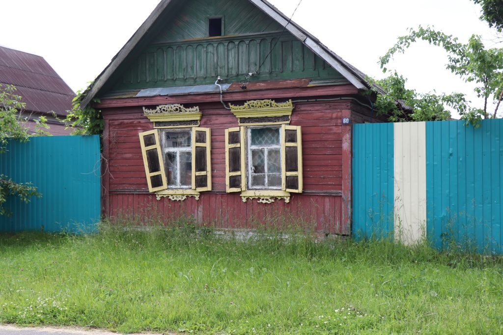 img_2462-1024x682 Заборы, фасады и брошенные авто