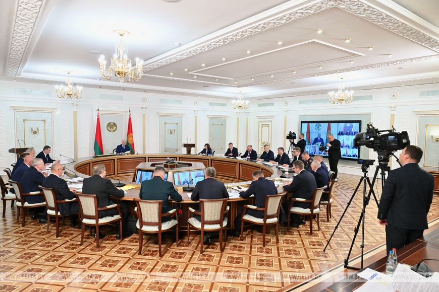 11 Техника, кадры и надежность сушильного хозяйства. Лукашенко назвал главные условия успеха уборочной