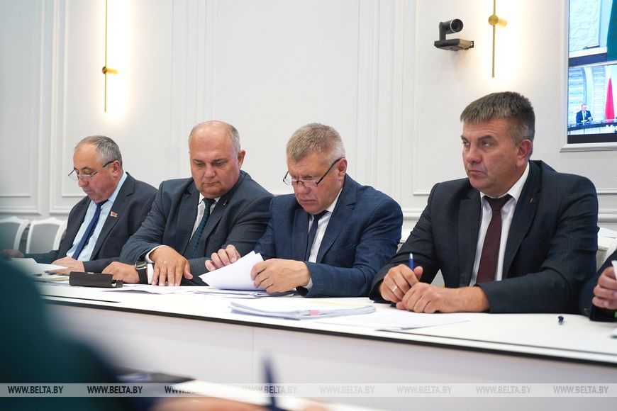 12-2 Техника, кадры и надежность сушильного хозяйства. Лукашенко назвал главные условия успеха уборочной