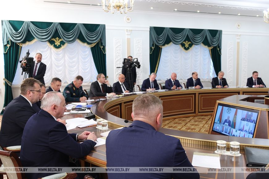 12 Техника, кадры и надежность сушильного хозяйства. Лукашенко назвал главные условия успеха уборочной