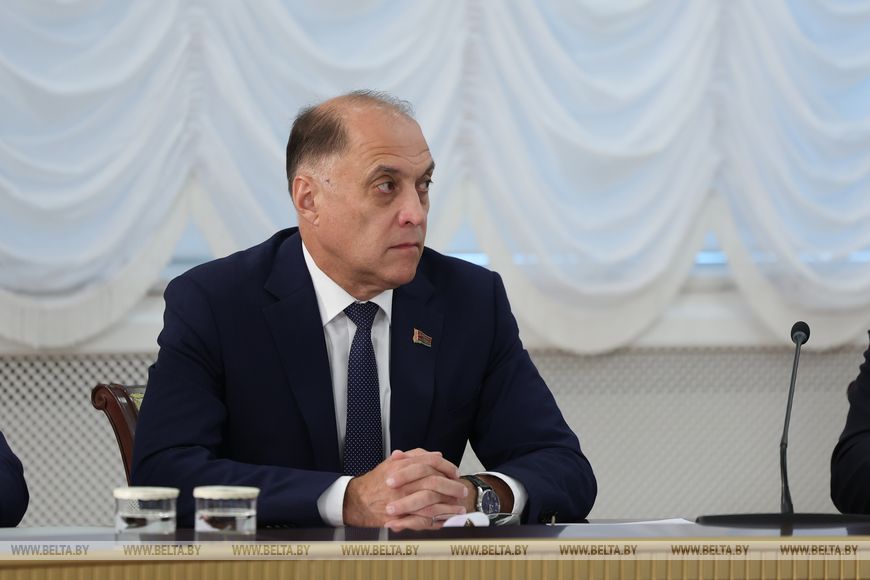 13 Техника, кадры и надежность сушильного хозяйства. Лукашенко назвал главные условия успеха уборочной