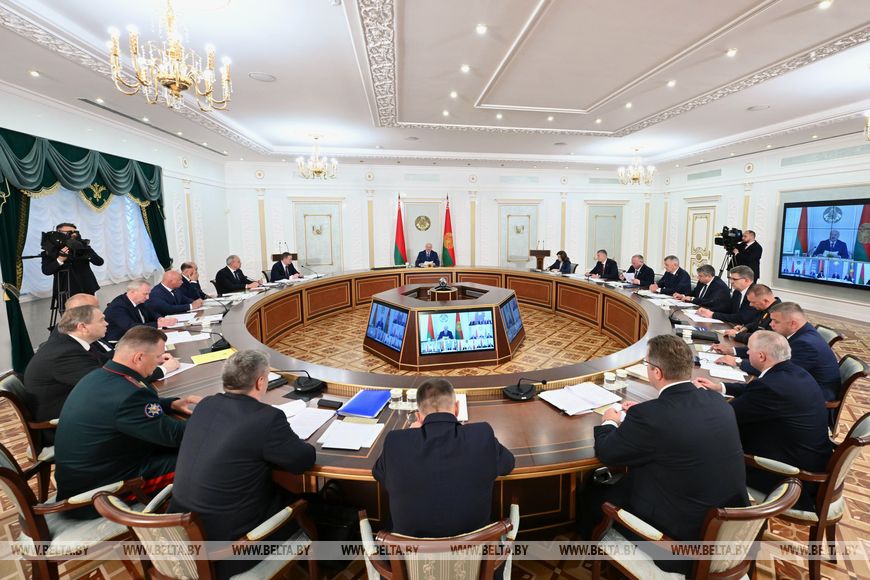 14 Техника, кадры и надежность сушильного хозяйства. Лукашенко назвал главные условия успеха уборочной