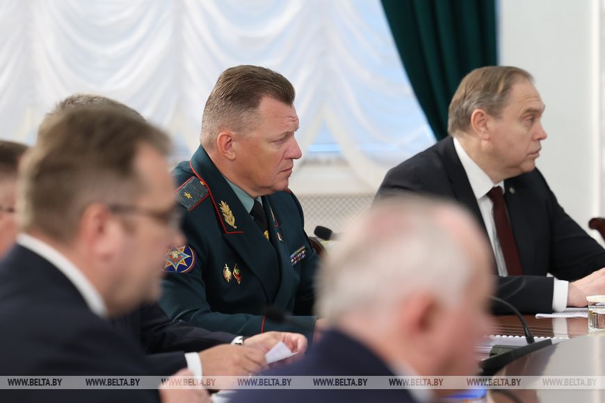 15 Техника, кадры и надежность сушильного хозяйства. Лукашенко назвал главные условия успеха уборочной