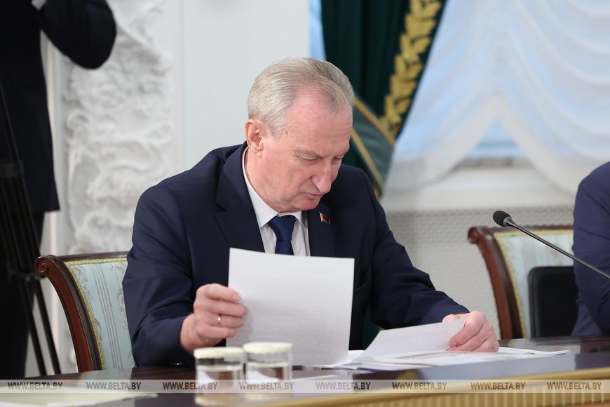 16 Техника, кадры и надежность сушильного хозяйства. Лукашенко назвал главные условия успеха уборочной